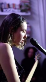 @dadasutra nel salottino di Together Mansion a inaugurare la stagione di Cozy Sessions.

Dada Sutra è l’eclettico alias di Caterina Dolci. Cantante e bassista milanese, attualmente militante anche nella formazione della band @bamboledipezza_band .

Un estratto dal live di “Le Cure”.

Evento in collaborazione con @expolive_project .
Video @cinquenove